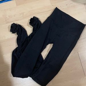 Alo Yoga black ribbed goddess leggings szM